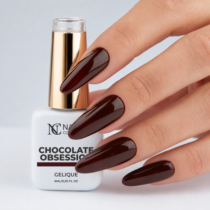 Main tenant le flacon de vernis semi-permanent Chocolate Obsession de Nails Company, collection Pick Your Autumn Drink