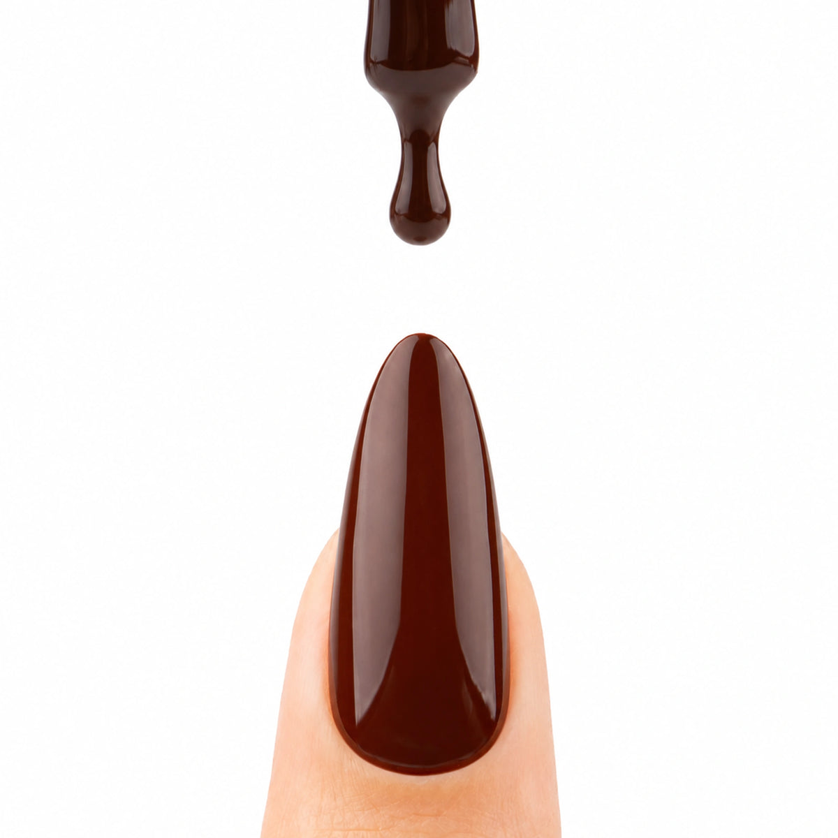 Ongle avec une goutte de vernis semi-permanent Chocolate Obsession de Nails Company, collection Pick Your Autumn Drink