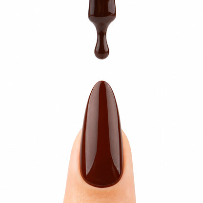 Ongle avec une goutte de vernis semi-permanent Chocolate Obsession de Nails Company, collection Pick Your Autumn Drink