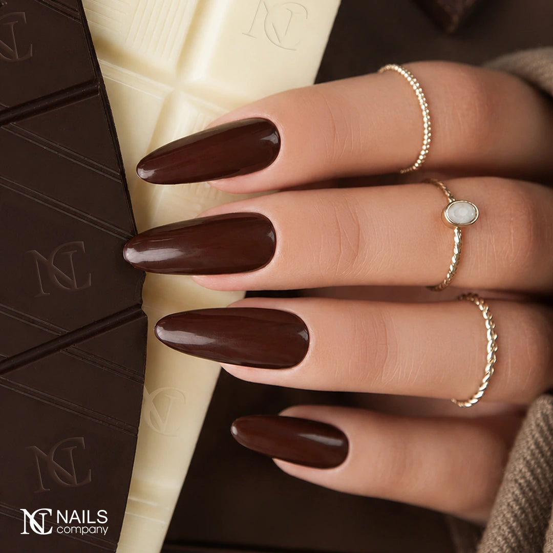 Exemple de pose avec le vernis semi-permanent Chocolate Obsession brun chocolat de Nails Company, collection Pick Your Autumn Drink