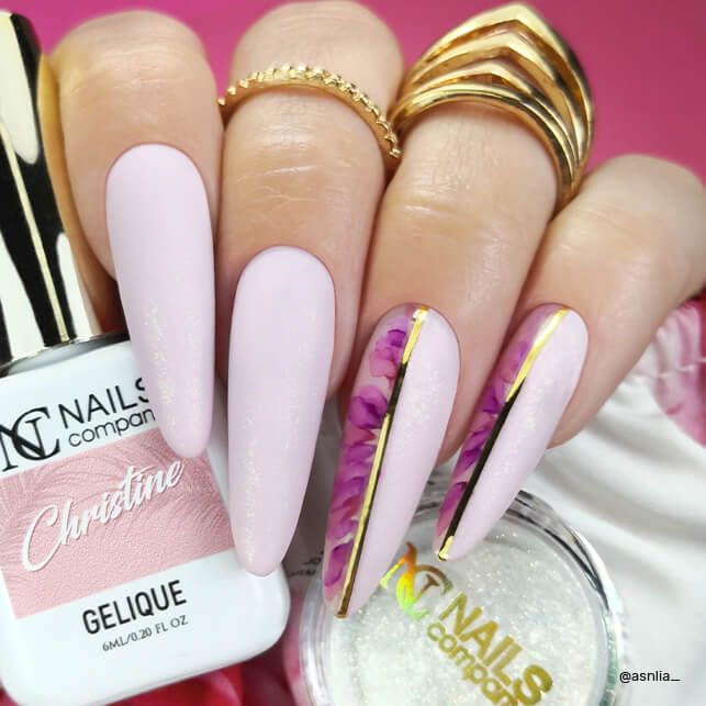 Pose d’ongles avec vernis semi permanent Christine Nails Company rose poudré accompagnée d’un nail art.