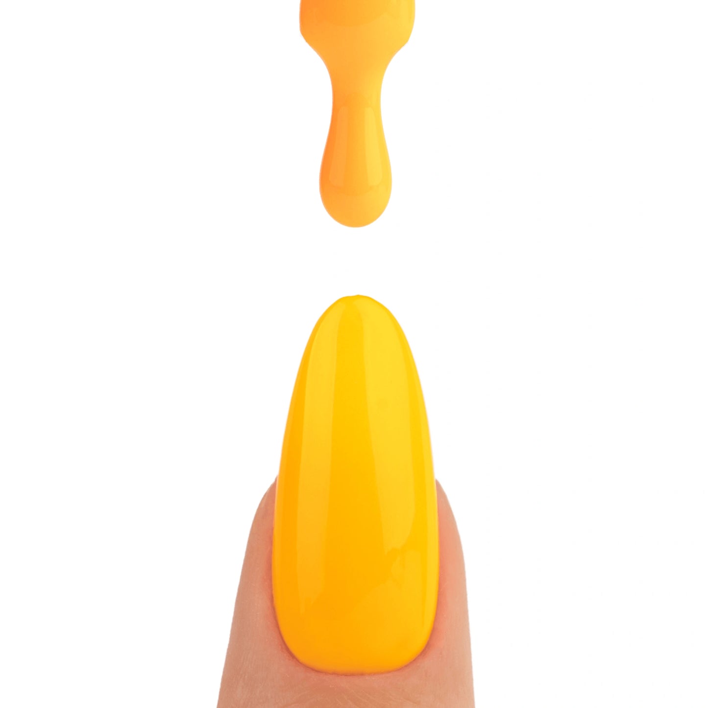 Application du vernis semi permanent Chulita Nails Company avec pinceau et couleur orange intense qui coule.