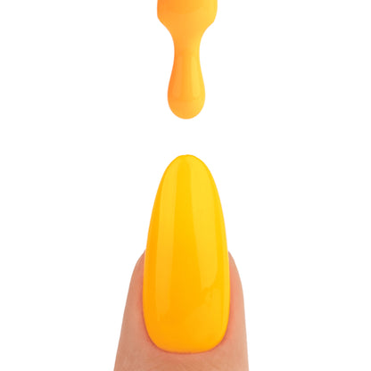 Application du vernis semi permanent Chulita Nails Company avec pinceau et couleur orange intense qui coule.