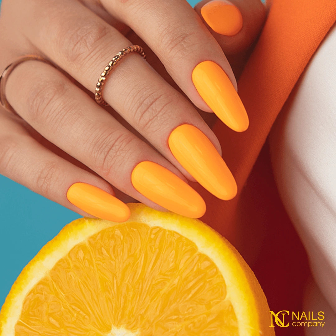 Manucure réalisée avec vernis semi permanent Chulita Nails Company orange intense sur les ongles.