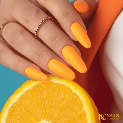 Manucure réalisée avec vernis semi permanent Chulita Nails Company orange intense sur les ongles.