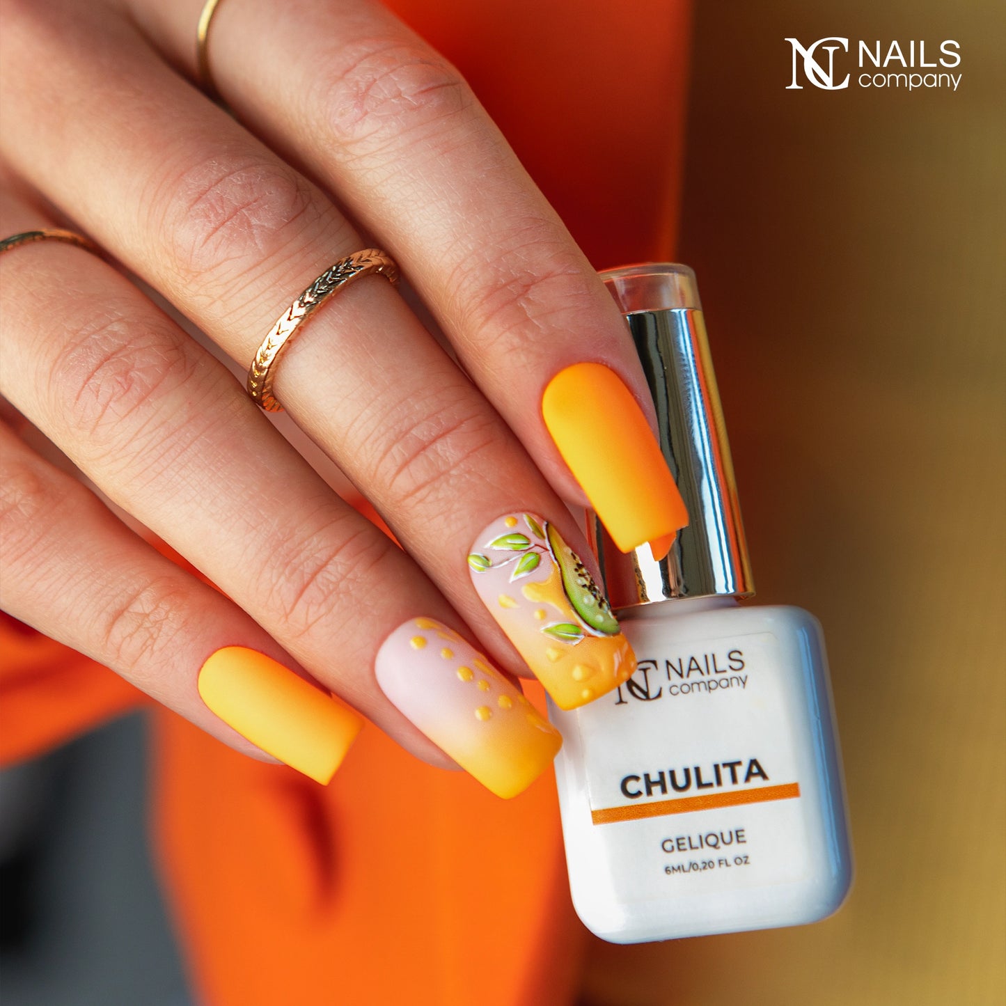 Manucure avec nail art réalisée au vernis semi permanent Chulita Nails Company orange intense.