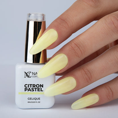 Vernis semi permanent Citron Pastel Nails Company jaune pastel vanillé appliqué sur les ongles, main avec flacon La Petite.