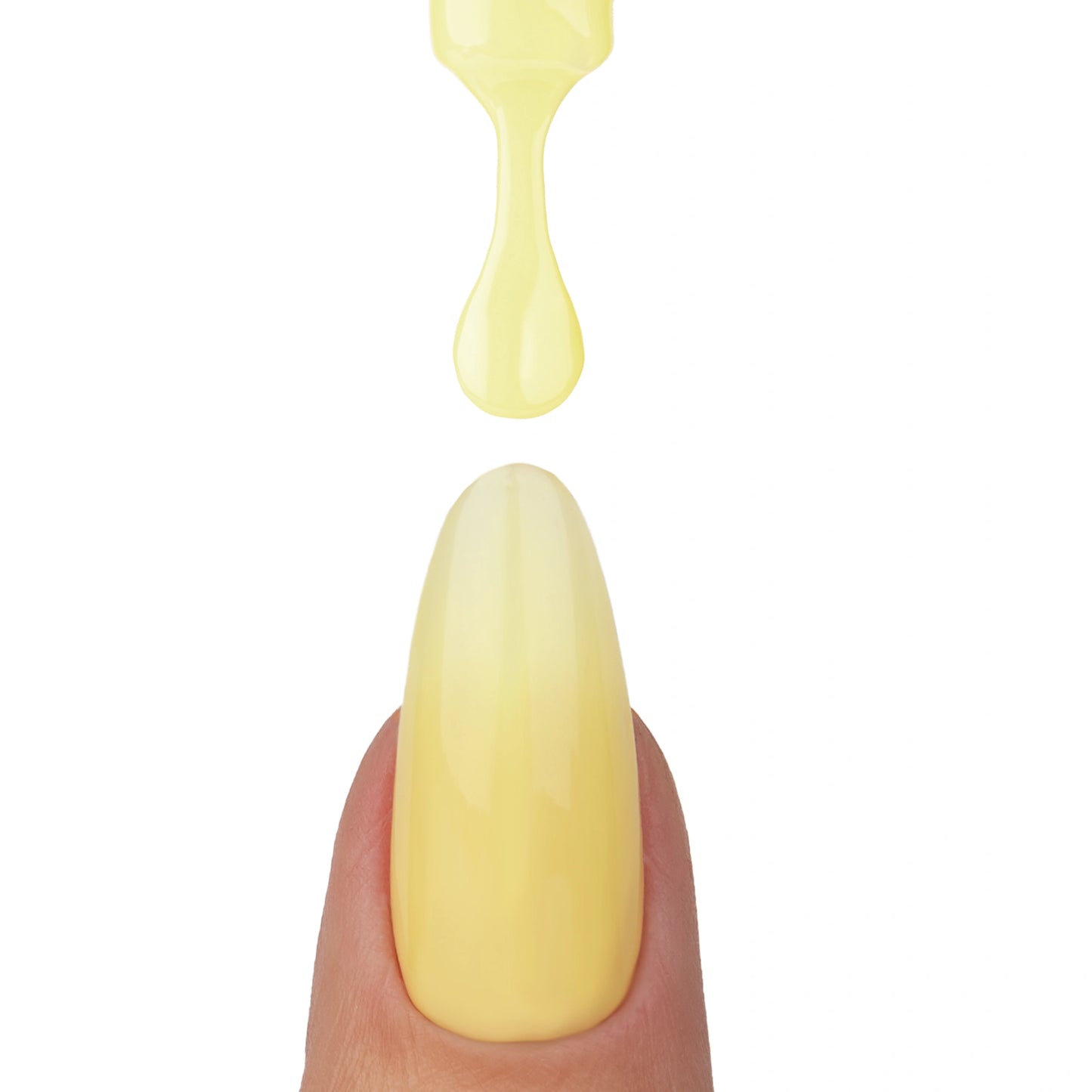 Application du vernis semi permanent Citron Pastel Nails Company jaune pastel vanillé texture crémeuse au pinceau.