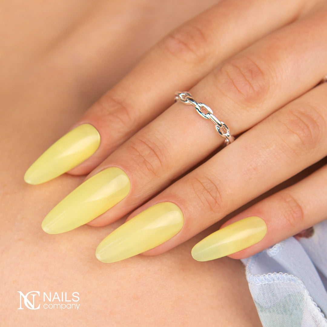 Manucure réalisée avec le vernis semi permanent Citron Pastel Nails Company jaune pastel vanillé.