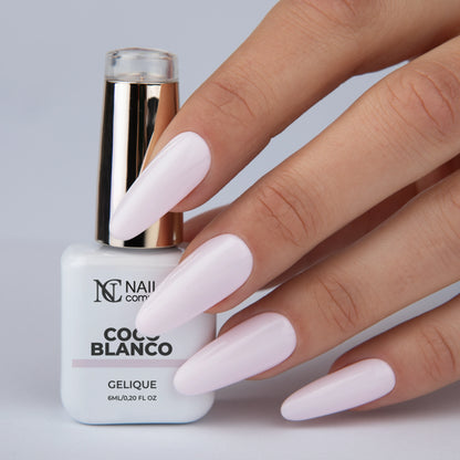 Vernis semi permanent Coco Blanco Nails Company blanc creme nuance violet applique sur ongles avec flacon.