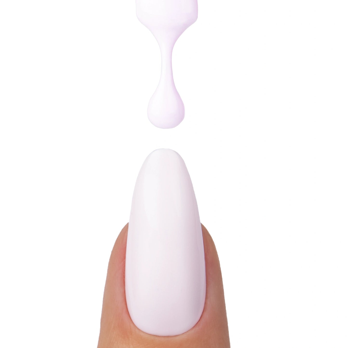 Application du vernis semi permanent Coco Blanco Nails Company blanc creme nuance violet texture cremeuse.