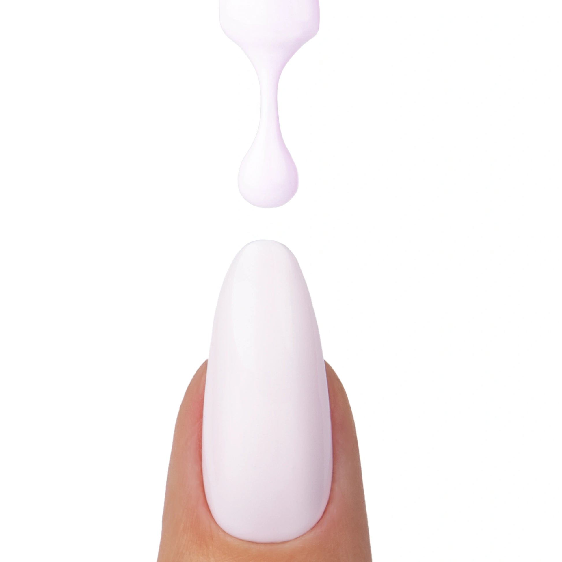 Application du vernis semi permanent Coco Blanco Nails Company blanc creme nuance violet texture cremeuse.