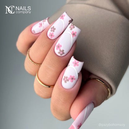 Resultat de manucure avec vernis semi permanent Coco Blanco Nails Company blanc creme collection La Petite.