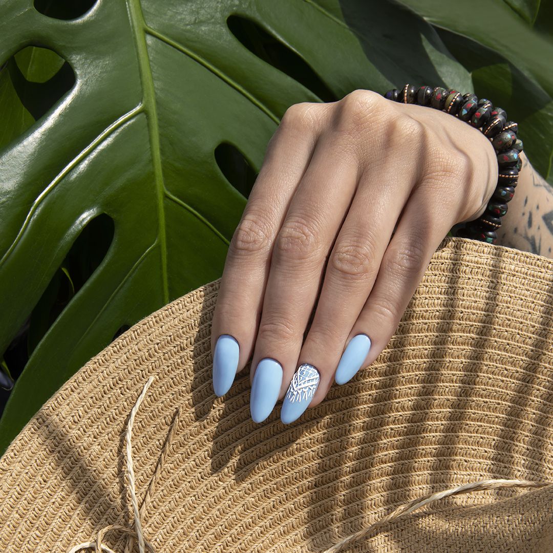 Manucure réalisée avec le vernis semi permanent Coconut Bali Nails Company bleu clair néon.