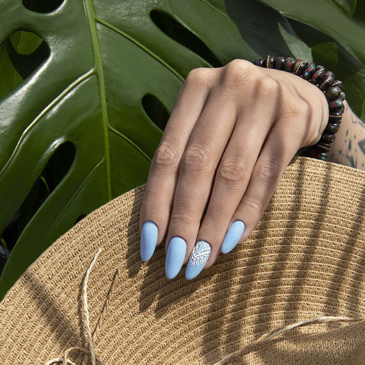 Manucure réalisée avec le vernis semi permanent Coconut Bali Nails Company bleu clair néon.