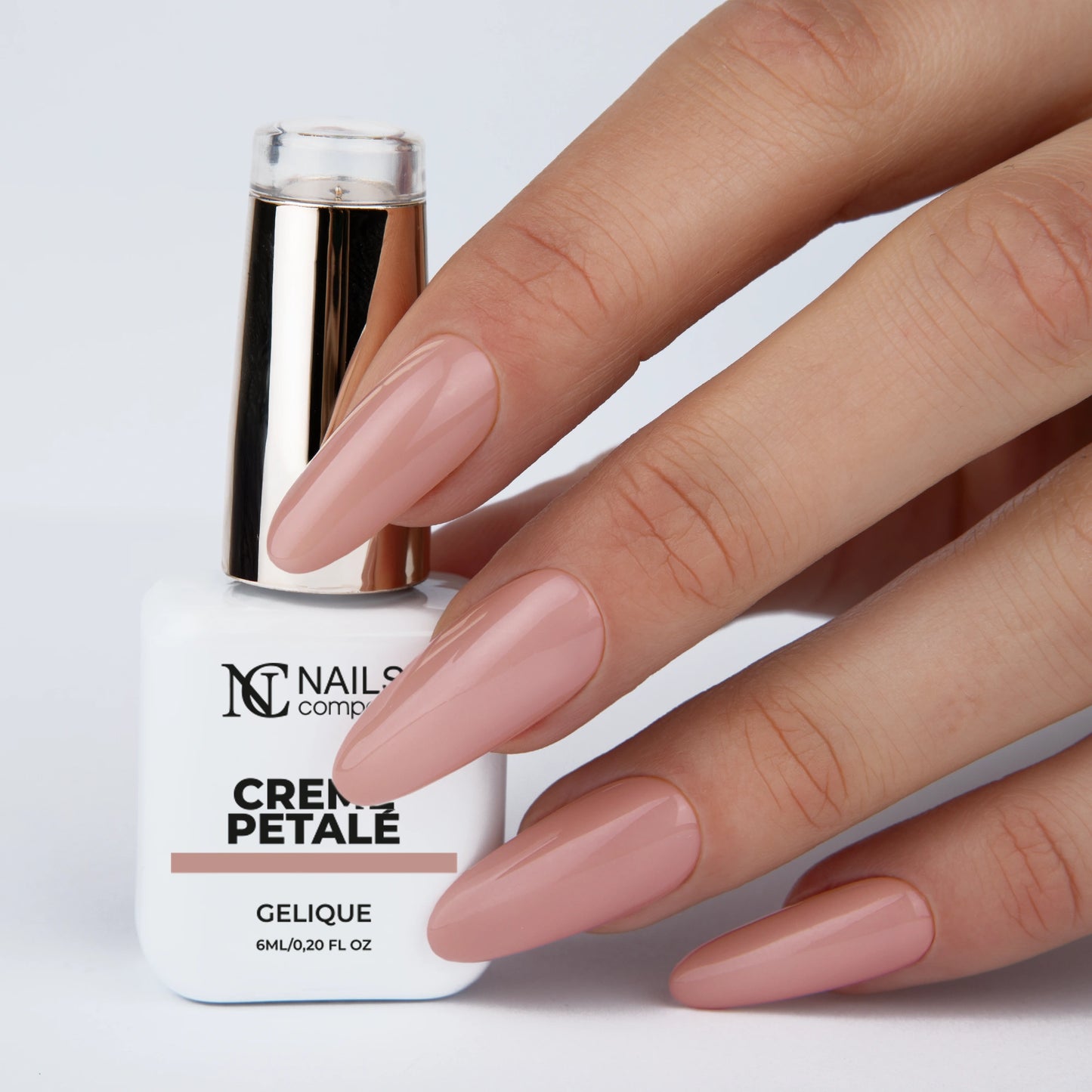 Vernis semi permanent Creme Petale Nails Company nude rosé appliqué sur les ongles, main avec flacon de la collection La Petite.