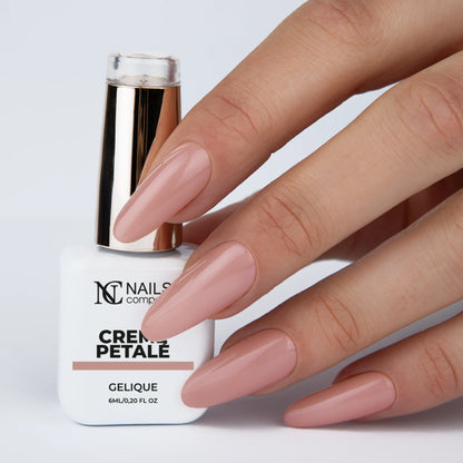 Vernis semi permanent Creme Petale Nails Company nude rosé appliqué sur les ongles, main avec flacon de la collection La Petite.