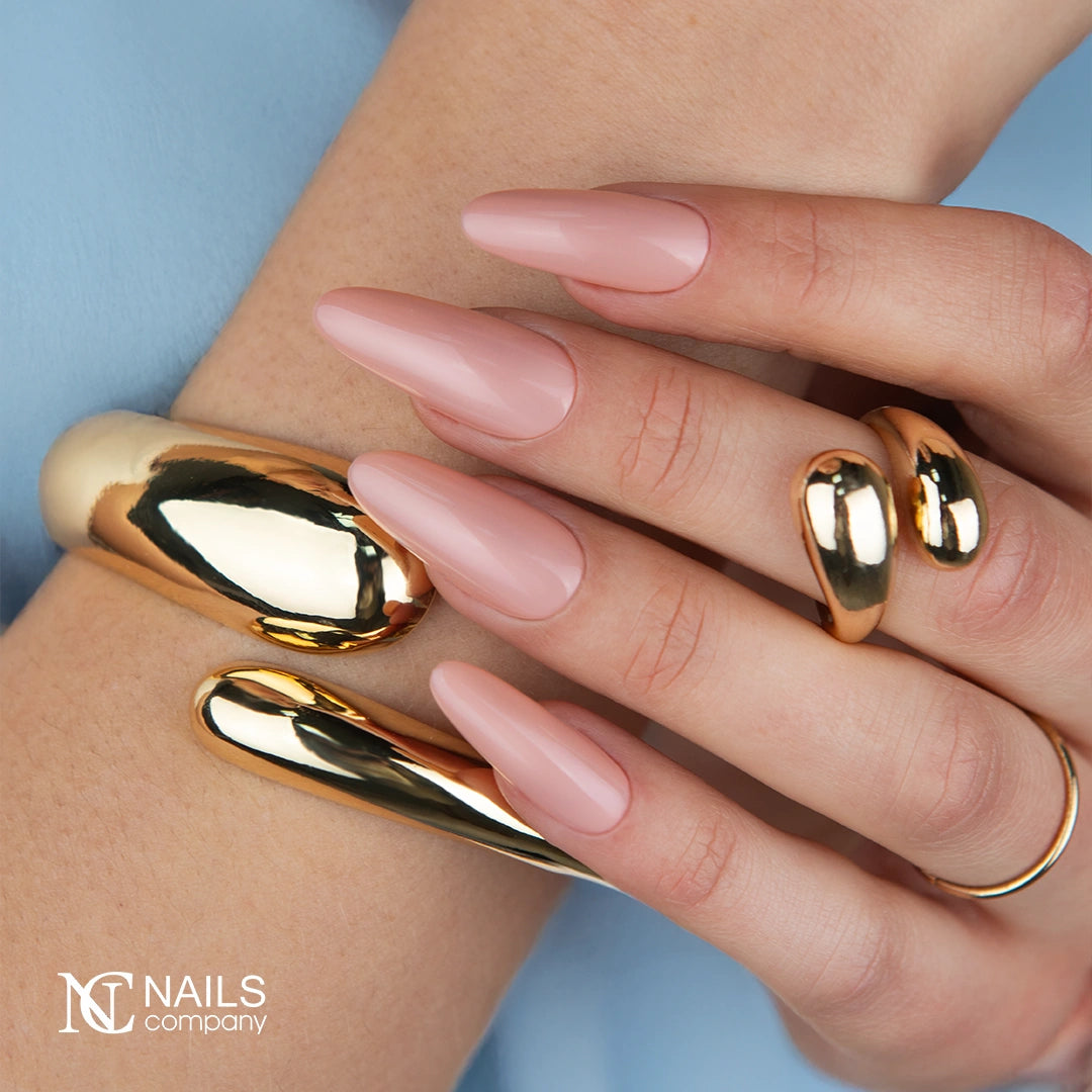 Manucure réalisée avec le vernis semi permanent Creme Petale Nails Company, teinte nude rosé crémeuse homogène.