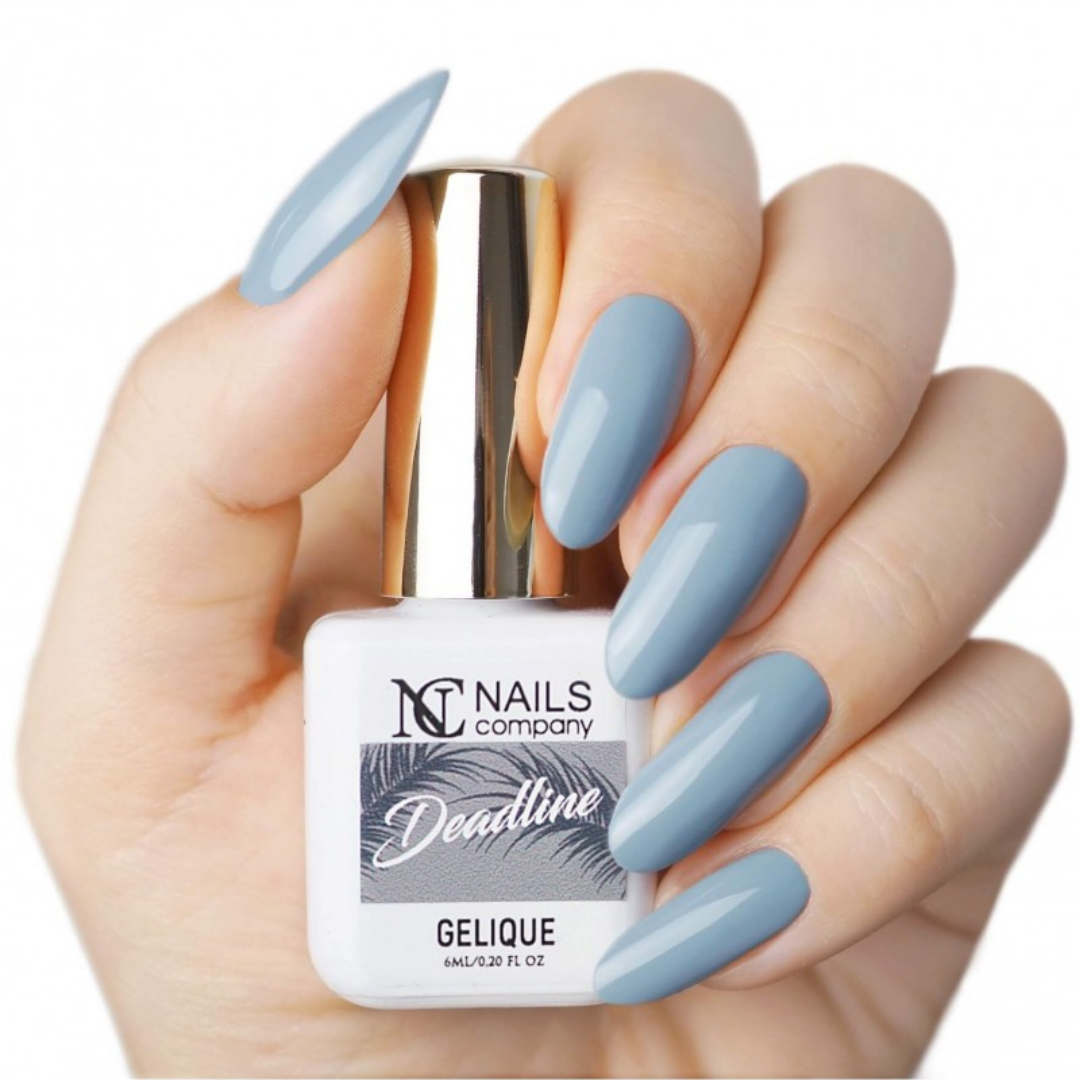 Main tenant le flacon de vernis semi-permanent Deadline de Nails Company, collection Metropolitan