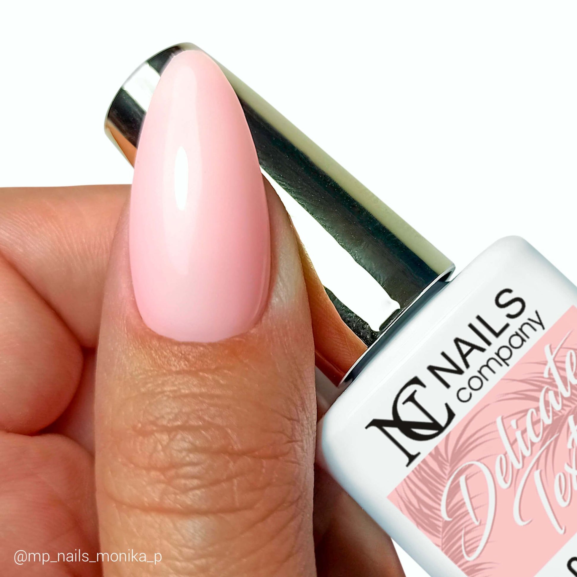 Vernis semi permanent Delicate Textile Nails Company beige rosé tenu en main avec tip et couleur visible.