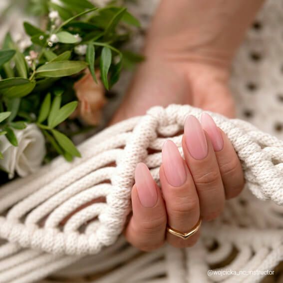 Manucure réalisée avec vernis semi permanent Delicate Textile Nails Company beige rosé effet naturel.