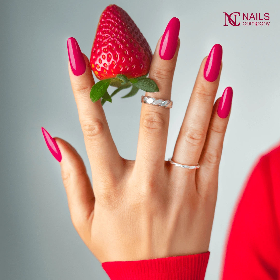 Manucure réalisée avec vernis semi permanent Diabla Nails Company rose fuchsia intense sur les ongles.
