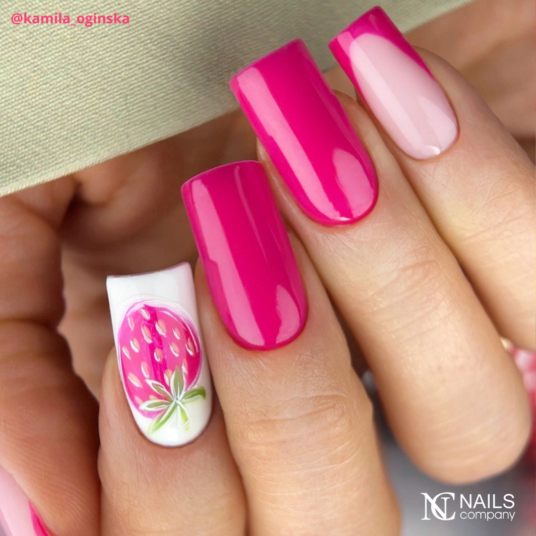 Manucure avec nail art réalisée au vernis semi permanent Diabla Nails Company rose fuchsia intense.