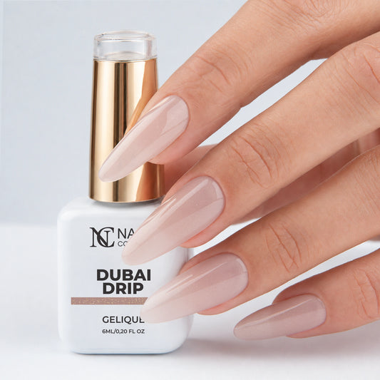 Main tenant le flacon de vernis semi-permanent Dubai Drip de Nails Company, collection Pick Your Autumn Drink