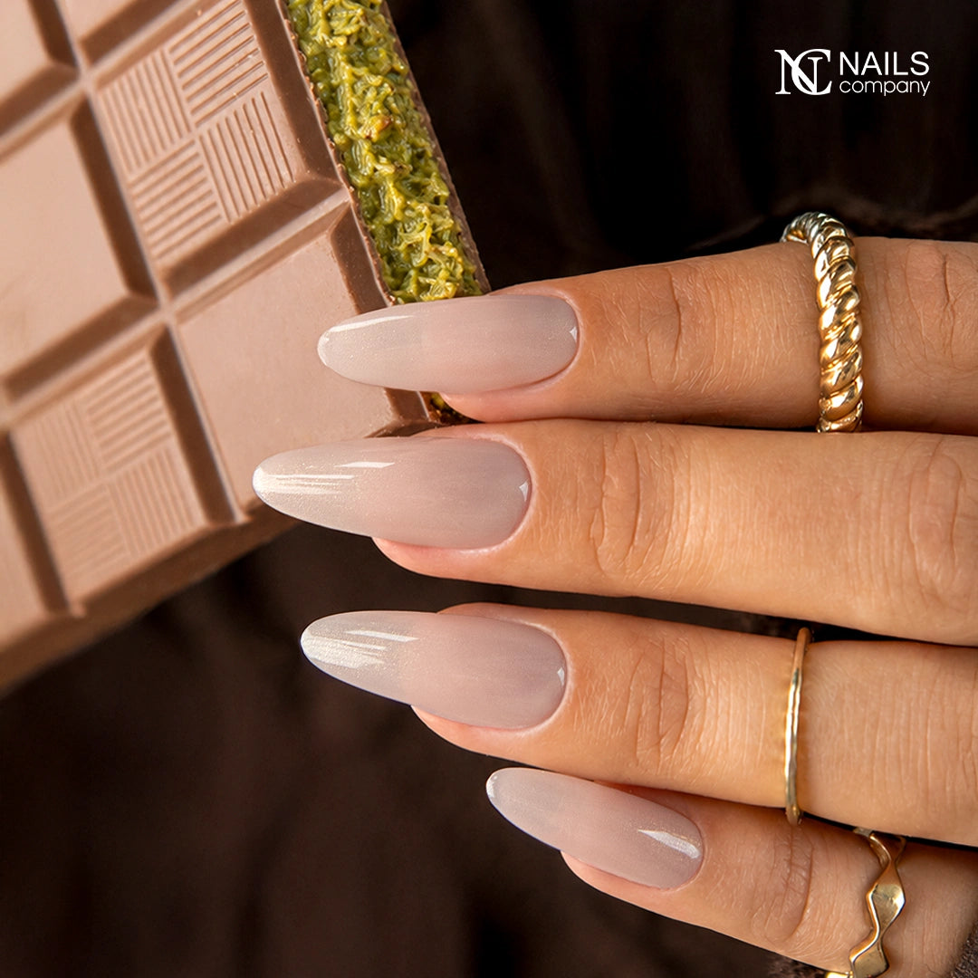 Exemple de pose avec le vernis semi-permanent Dubai Drip cafe beige de Nails Company, collection Pick Your Autumn Drink