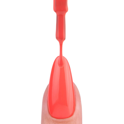 Application du vernis semi-permanent El Zorro de Nails Company au pinceau, texture crémeuse orange s’écoulant sur le doigt