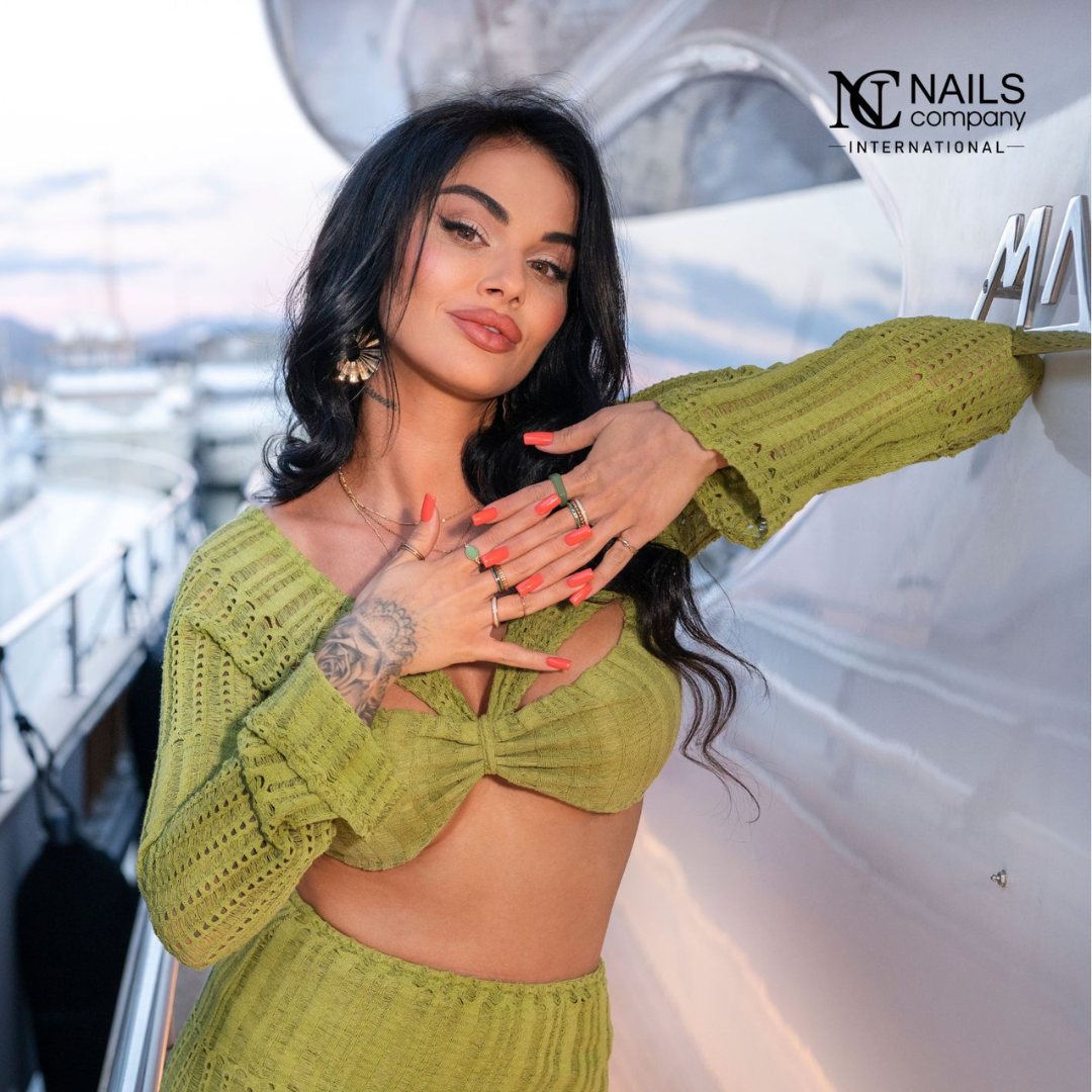 Manucure avec le vernis semi-permanent El Zorro de Nails Company, teinte orange lumineuse appliquée uniformément