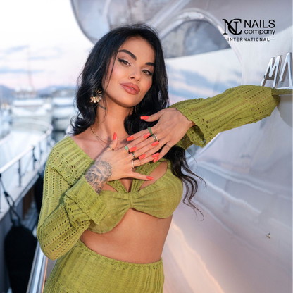 Manucure avec le vernis semi-permanent El Zorro de Nails Company, teinte orange lumineuse appliquée uniformément