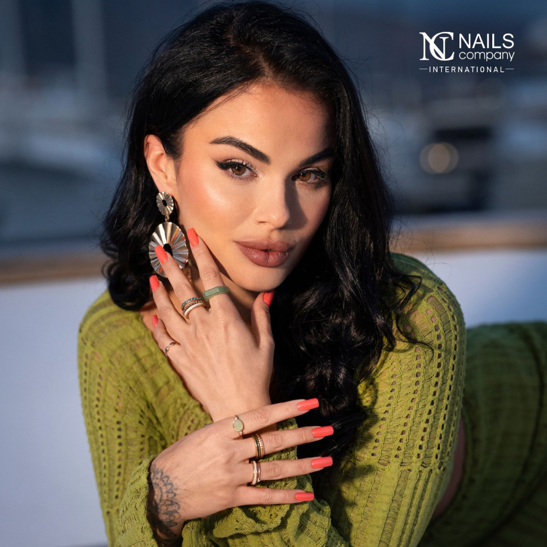 Ongles portés avec le vernis semi-permanent El Zorro de Nails Company, orange lumineux aux sous-tons chauds visibles