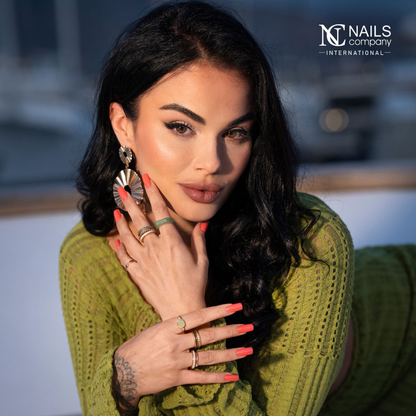 Ongles portés avec le vernis semi-permanent El Zorro de Nails Company, orange lumineux aux sous-tons chauds visibles