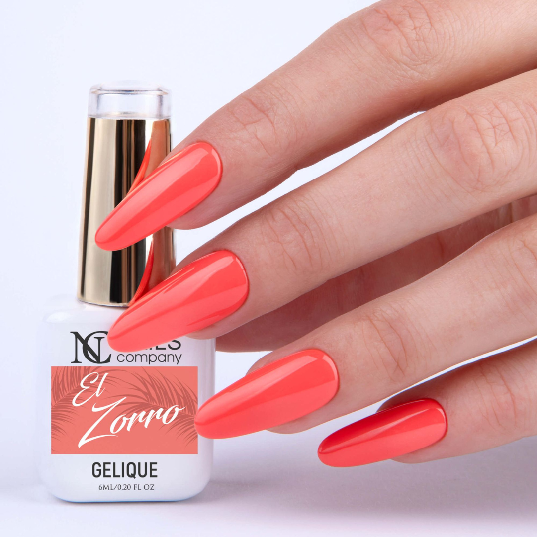 Vernis semi-permanent El Zorro de Nails Company en flacon tenu en main, teinte orange lumineuse aux sous-tons chauds