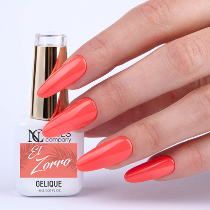 Vernis semi-permanent El Zorro de Nails Company en flacon tenu en main, teinte orange lumineuse aux sous-tons chauds