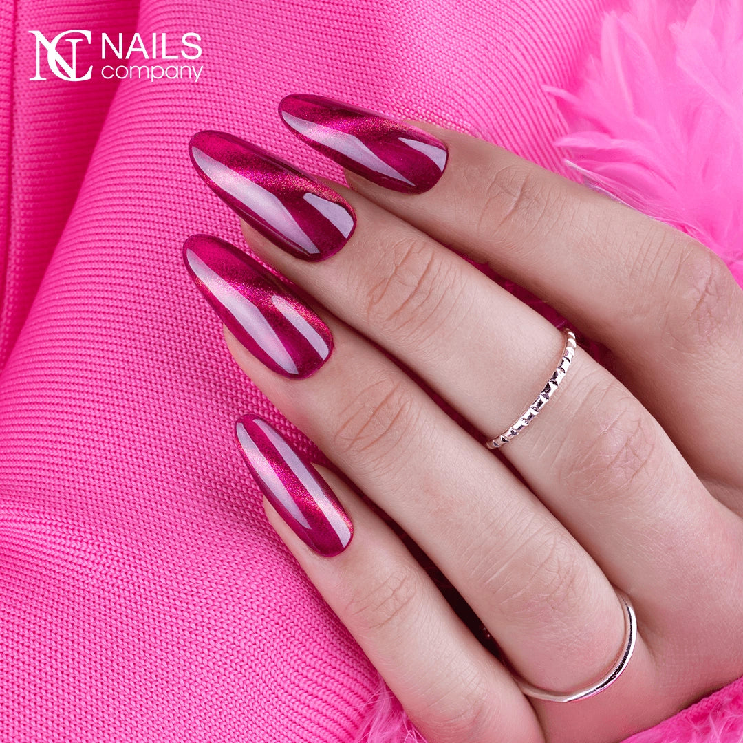 Mains avec le vernis semi-permanent Error Kiss de Nails Company, rouge violacé cat eye à effet lumineux en relief