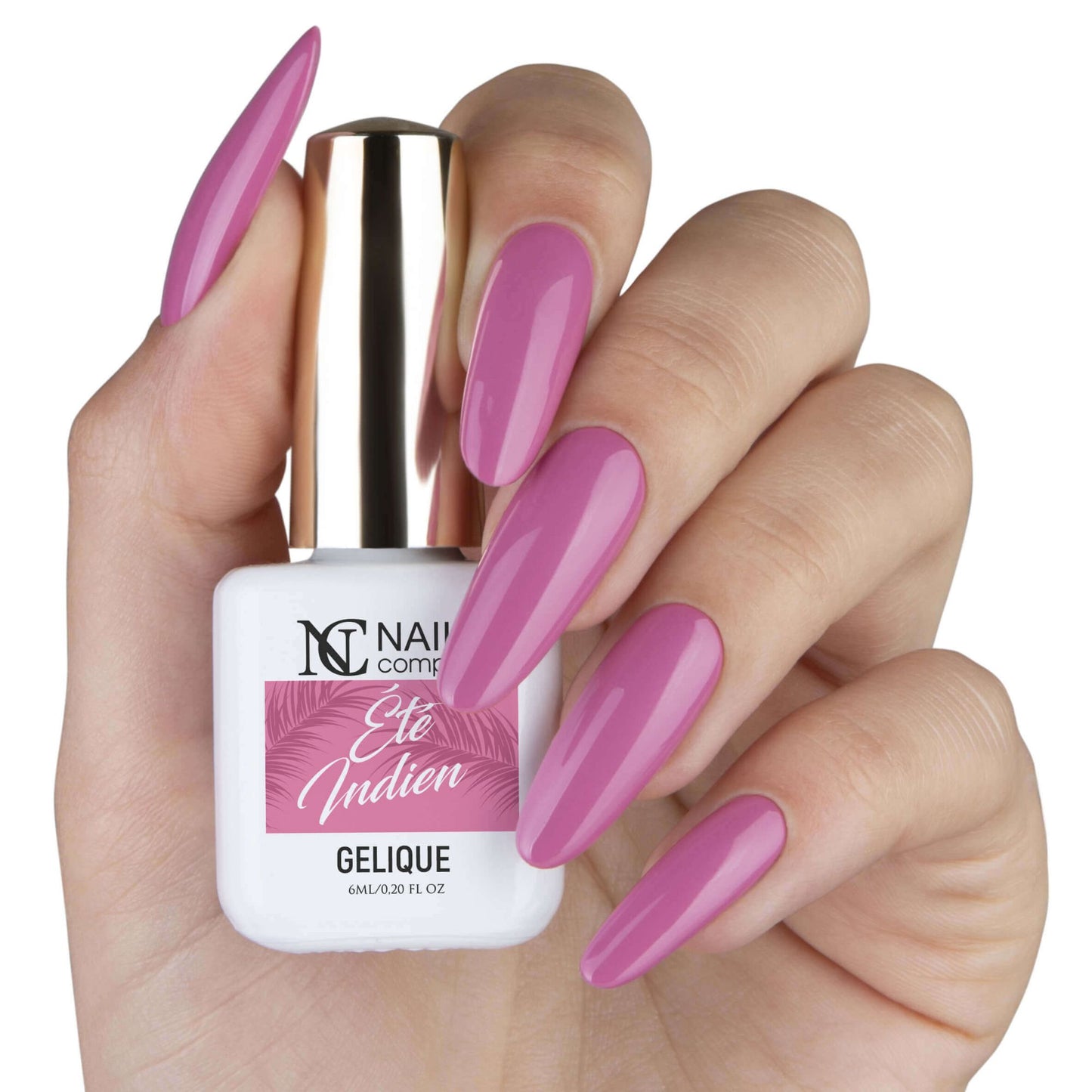 Main tenant le flacon de vernis semi-permanent Été Indien de Nails Company, collection Je T'aime Paris