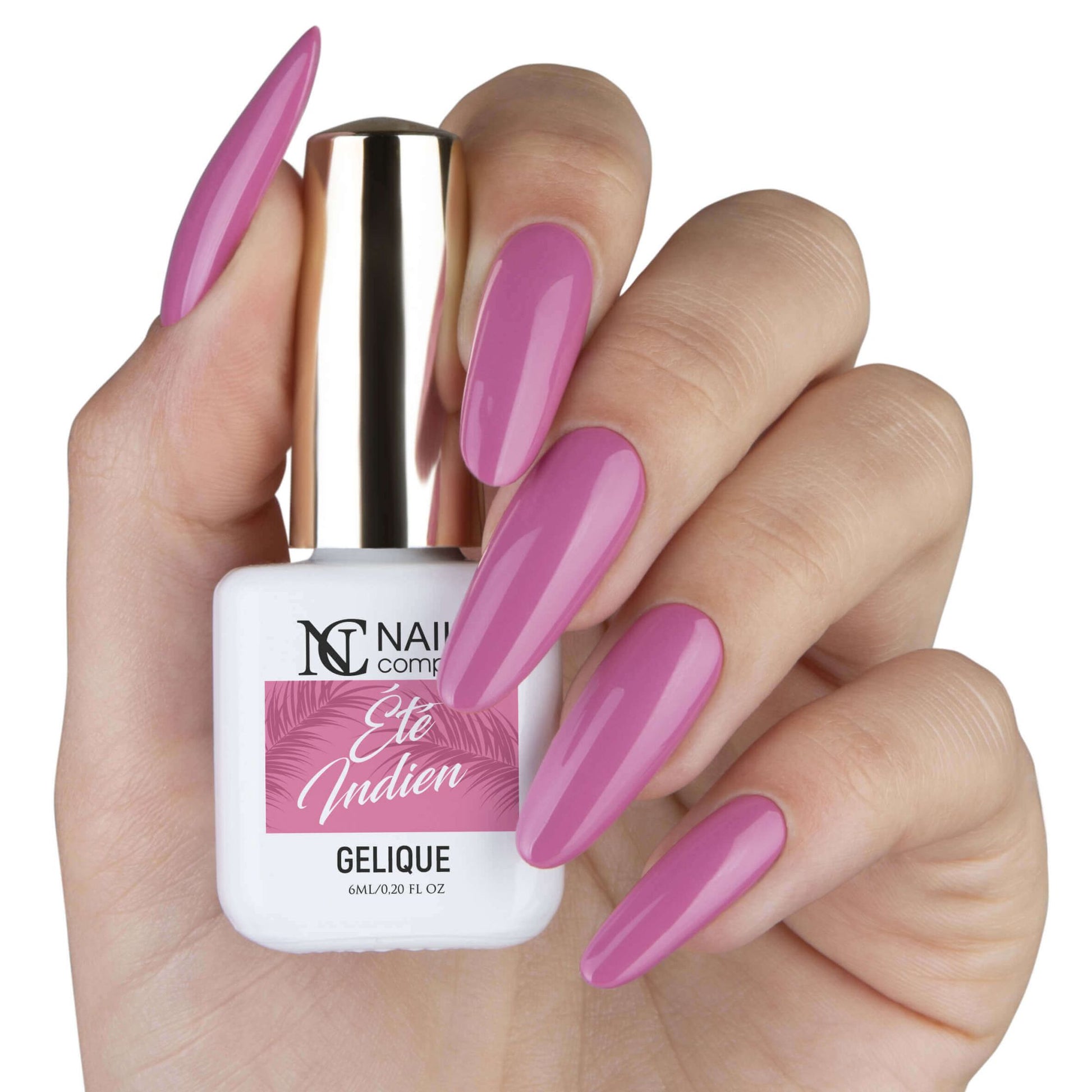 Main tenant le flacon de vernis semi-permanent Été Indien de Nails Company, collection Je T'aime Paris