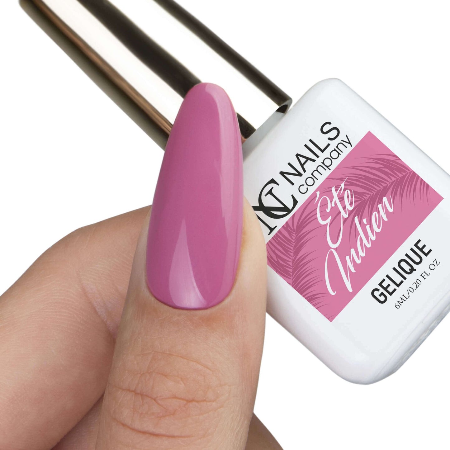 Main avec pouce tenant le flacon de vernis semi-permanent Été Indien de Nails Company, collection Je T'aime Paris
