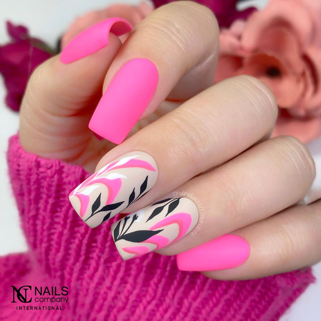 Nail art réalisé avec le vernis semi permanent Exotic Bali Nails Company rose néon.