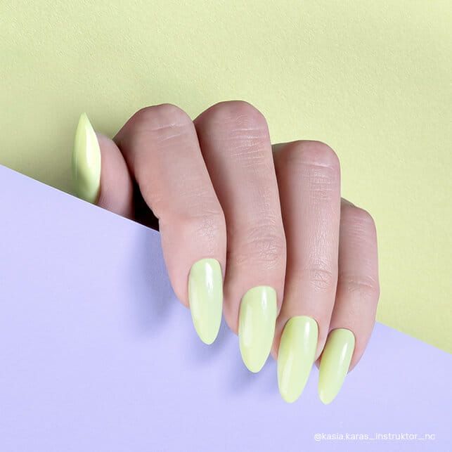 Pose d’ongles avec vernis semi permanent Federica Nails Company jaune pastel doux.
