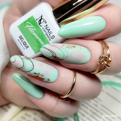 Pose d’ongles avec vernis semi permanent Filomena Nails Company vert pastel menthe accompagnée d’un nail art.