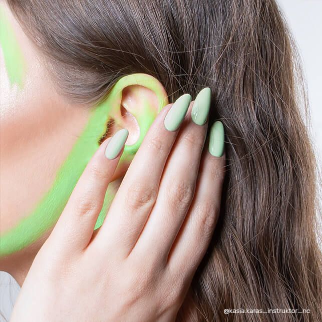 Manucure réalisée avec vernis semi permanent Filomena Nails Company vert pastel menthe.