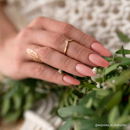 Manucure réalisée avec vernis semi permanent Floral Nails Company corail semi transparent effet naturel.