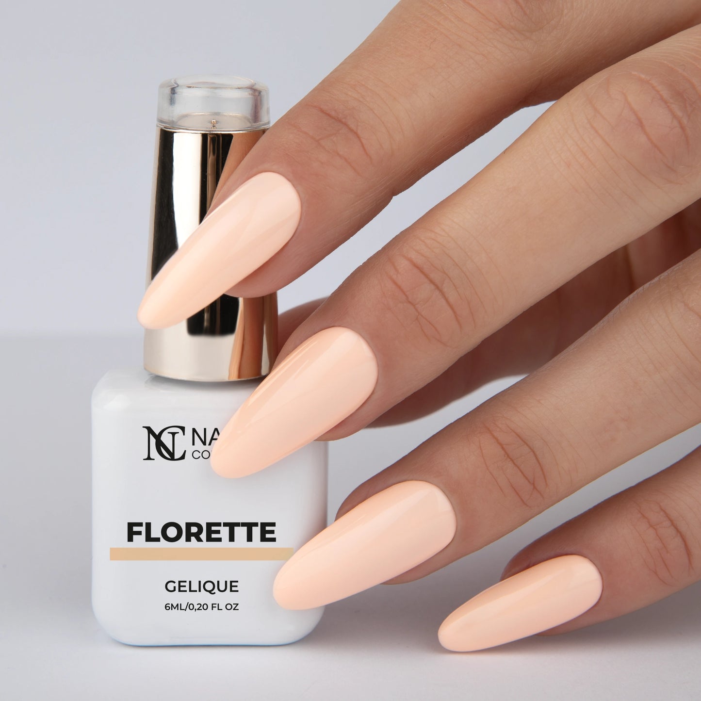 Vernis semi permanent Florette Nails Company rose poudré clair appliqué sur les ongles, main avec flacon La Petite.