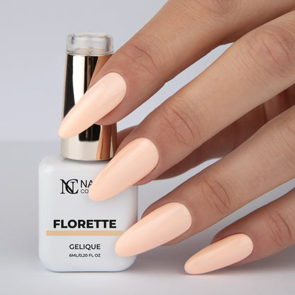 Vernis semi permanent Florette Nails Company rose poudré clair appliqué sur les ongles, main avec flacon La Petite.