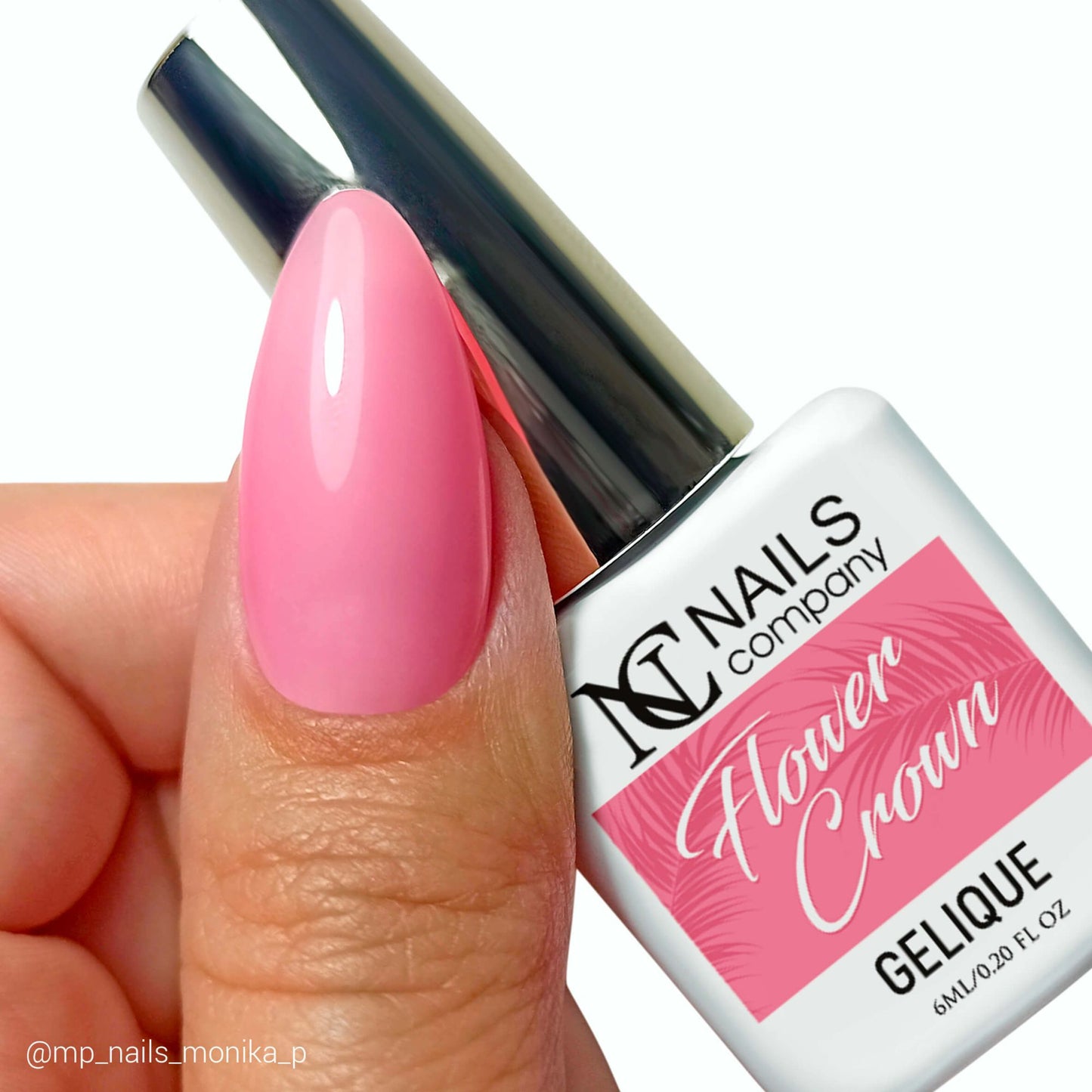 Vernis semi permanent Flower Crown Nails Company rose semi transparent tenu en main avec tip et couleur visible.