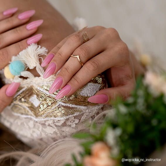 Manucure réalisée avec vernis semi permanent Flower Crown Nails Company rose semi transparent rendu net.