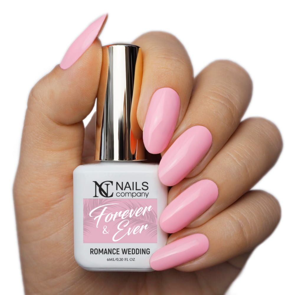 Main tenant le flacon de vernis semi-permanent Forever & Ever de Nails Company, collection Romance Wedding